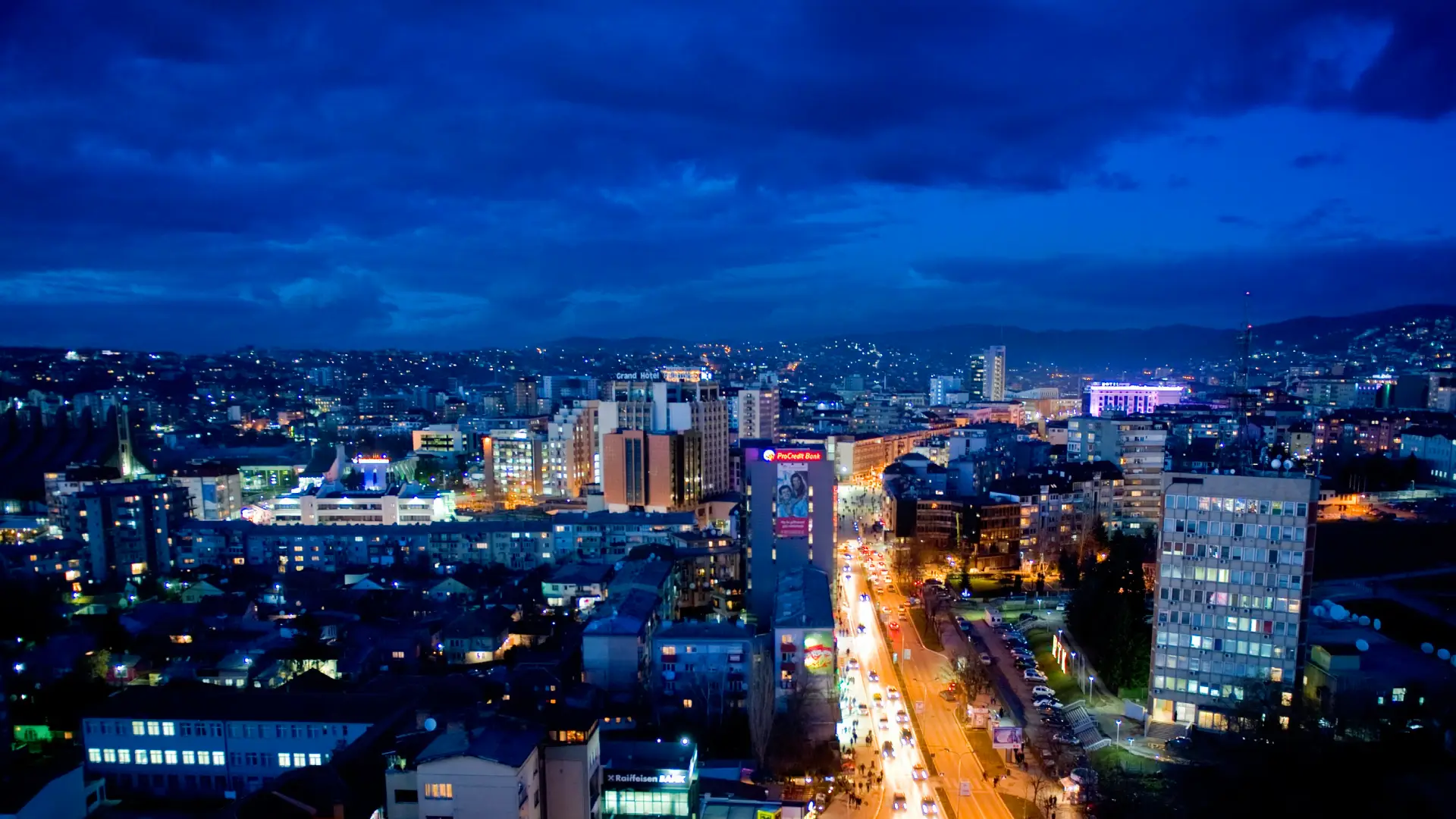 Prishtina natën – atmosfera e kryeqytetit